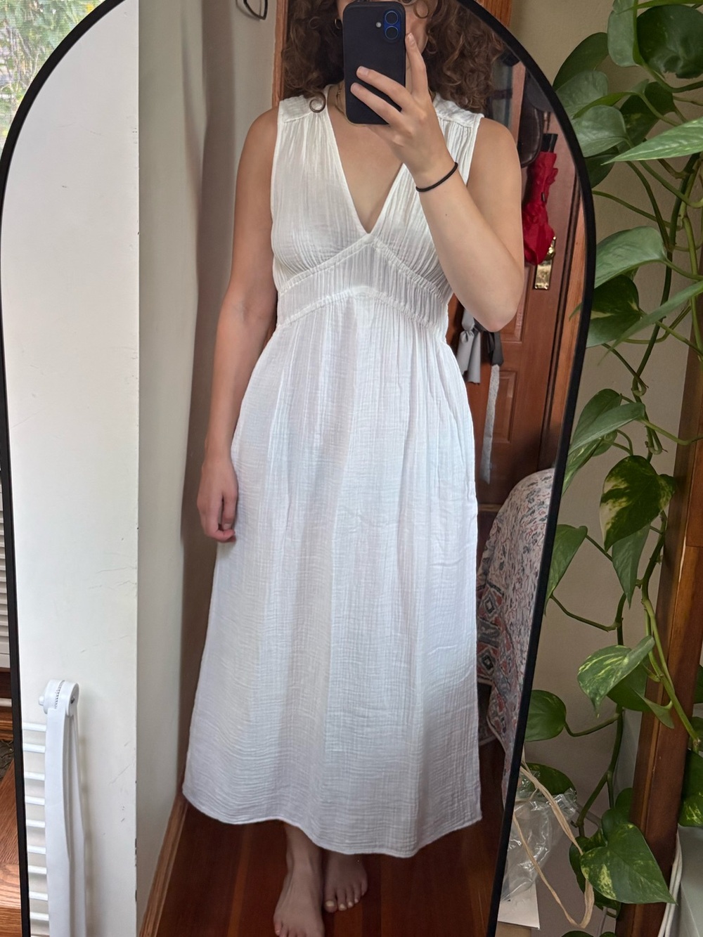 XiRENA White Sleeveless V-Neck Maxi Dress